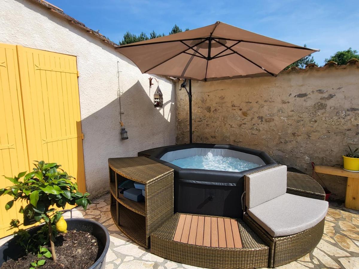 Domaine De La Sarrotte Bed & Breakfast Saugon Bagian luar foto